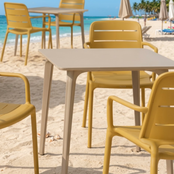 Mesa Exterior Capri
