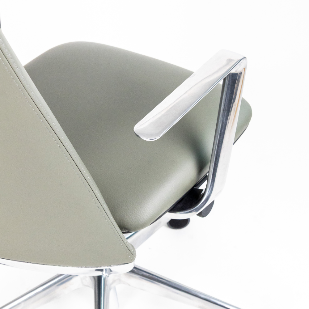 Sillón Ejecutivo Lorenzo Respaldo Alto Tapizado en Piel Accesorios en Aluminio RP-5050/AL