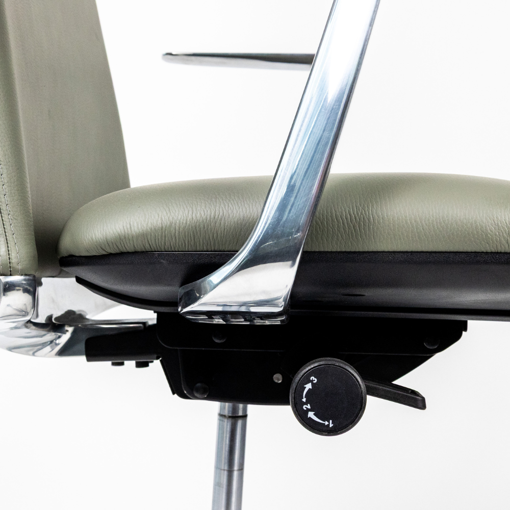 Sillón Ejecutivo Lorenzo Respaldo Alto Tapizado en Piel Accesorios en Aluminio RP-5050/AL